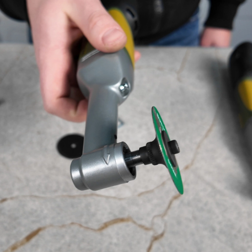 Adaptador para discos de pulido con collar de centrado para colocación precisa. Compatible con mini amoladora.