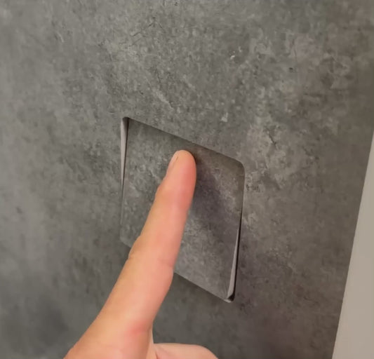 Interruptor de luz completamente oculto detrás del marmol o porcelanico.